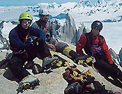 Peter Anzenberger, Alex Huber (centro) y Jörg Pflugmacher en la cima del Fitz Roy - Foto: <a href="http://www.huberbuam.de"> huberbuam.de </a>