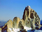 Vertiente noroeste del Fitz Roy (dcha.) - Foto: Rolando Garibotti